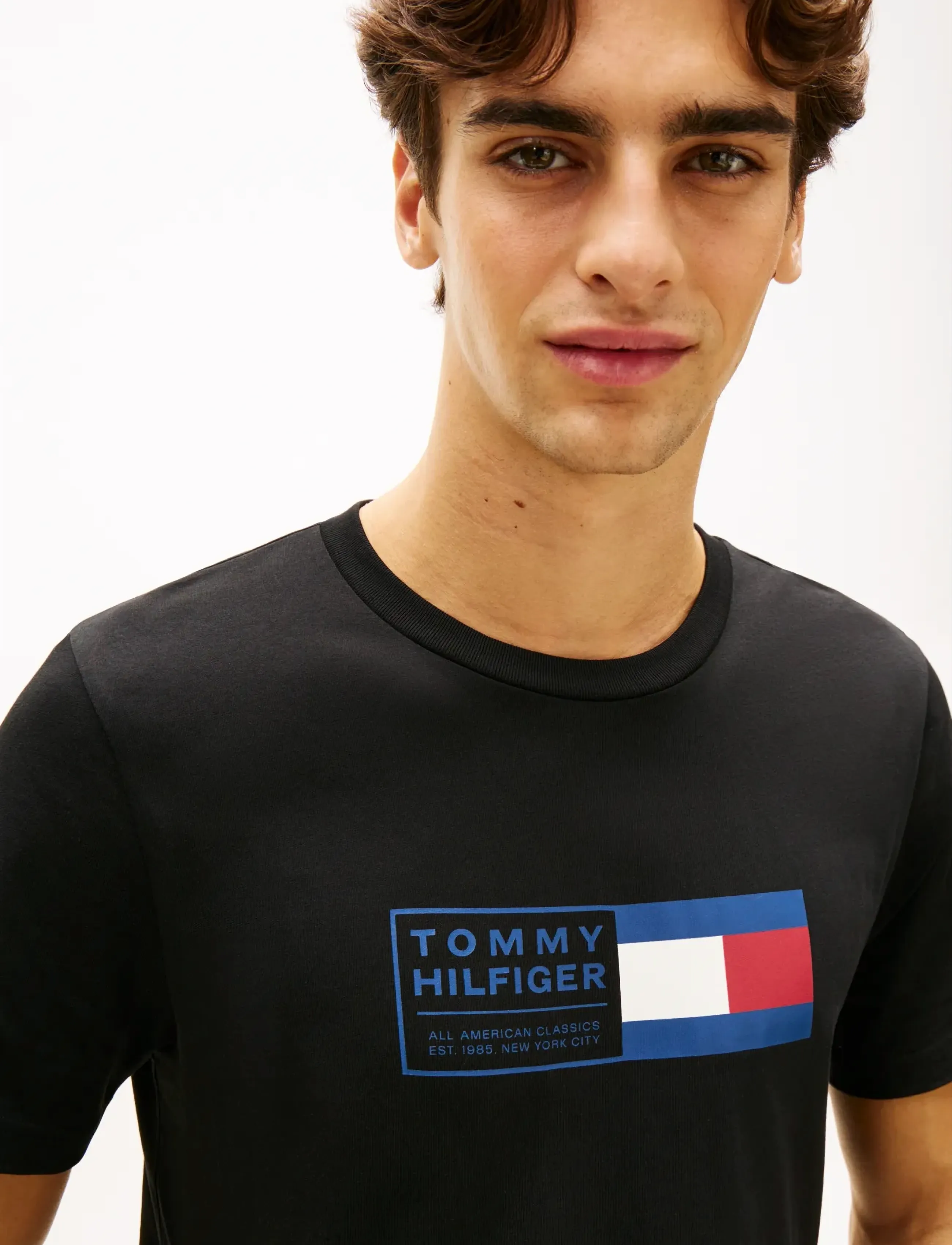Tommy Hilfiger - BRAND LOVE TEXT BOX TEE - lühikeste varrukatega t-särgid - black - 4