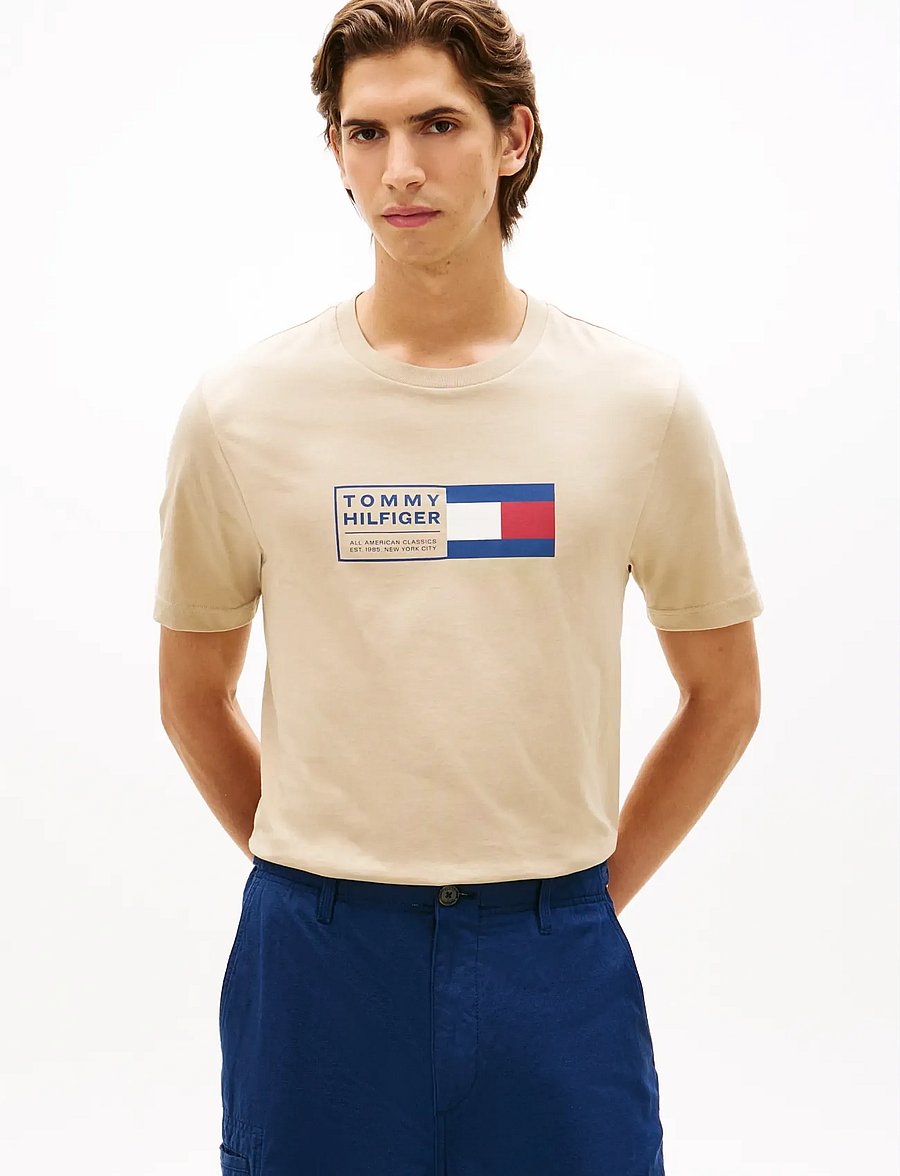 Tommy Hilfiger - BRAND LOVE TEXT BOX TEE - short-sleeved t-shirts - sandalwood - 0