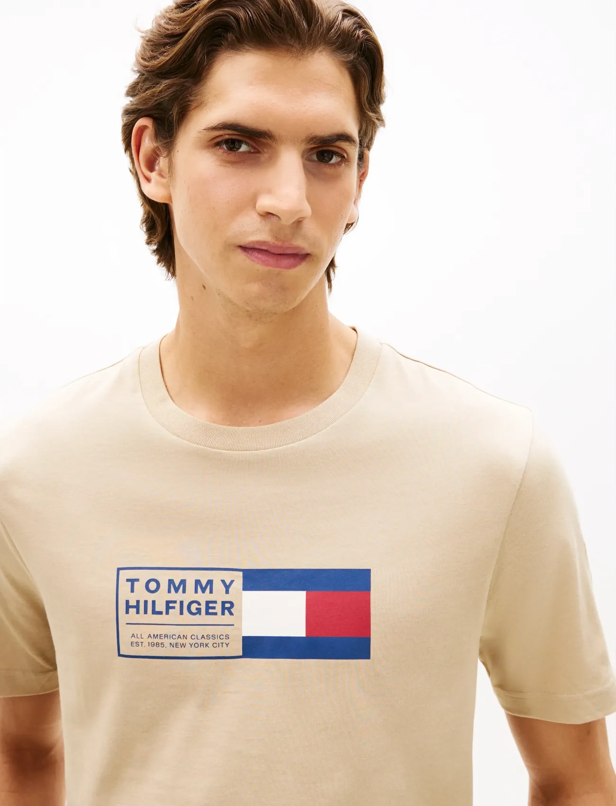 Tommy Hilfiger - BRAND LOVE TEXT BOX TEE - kortærmede t-shirts - sandalwood - 4