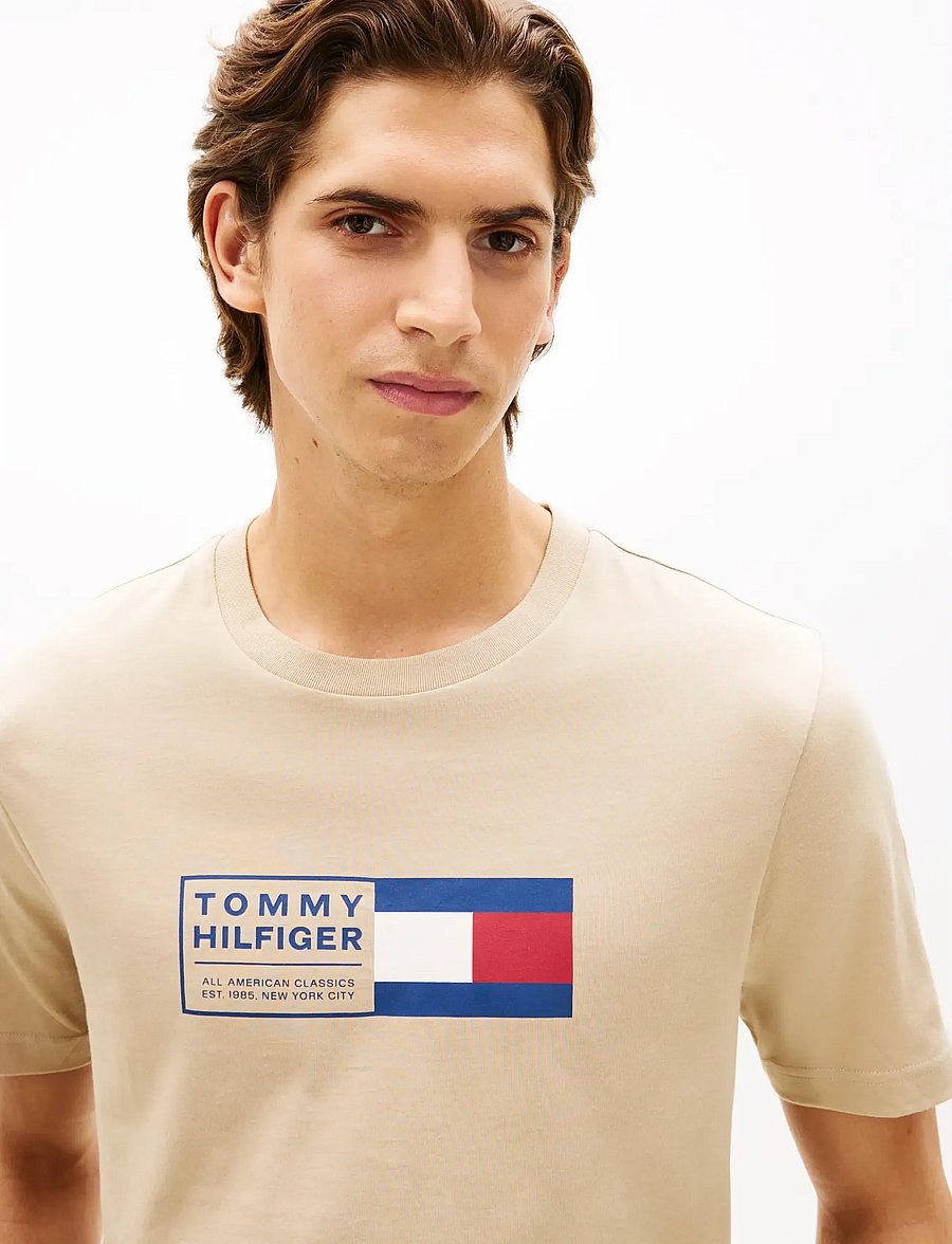 Tommy Hilfiger - BRAND LOVE TEXT BOX TEE - short-sleeved t-shirts - sandalwood - 4