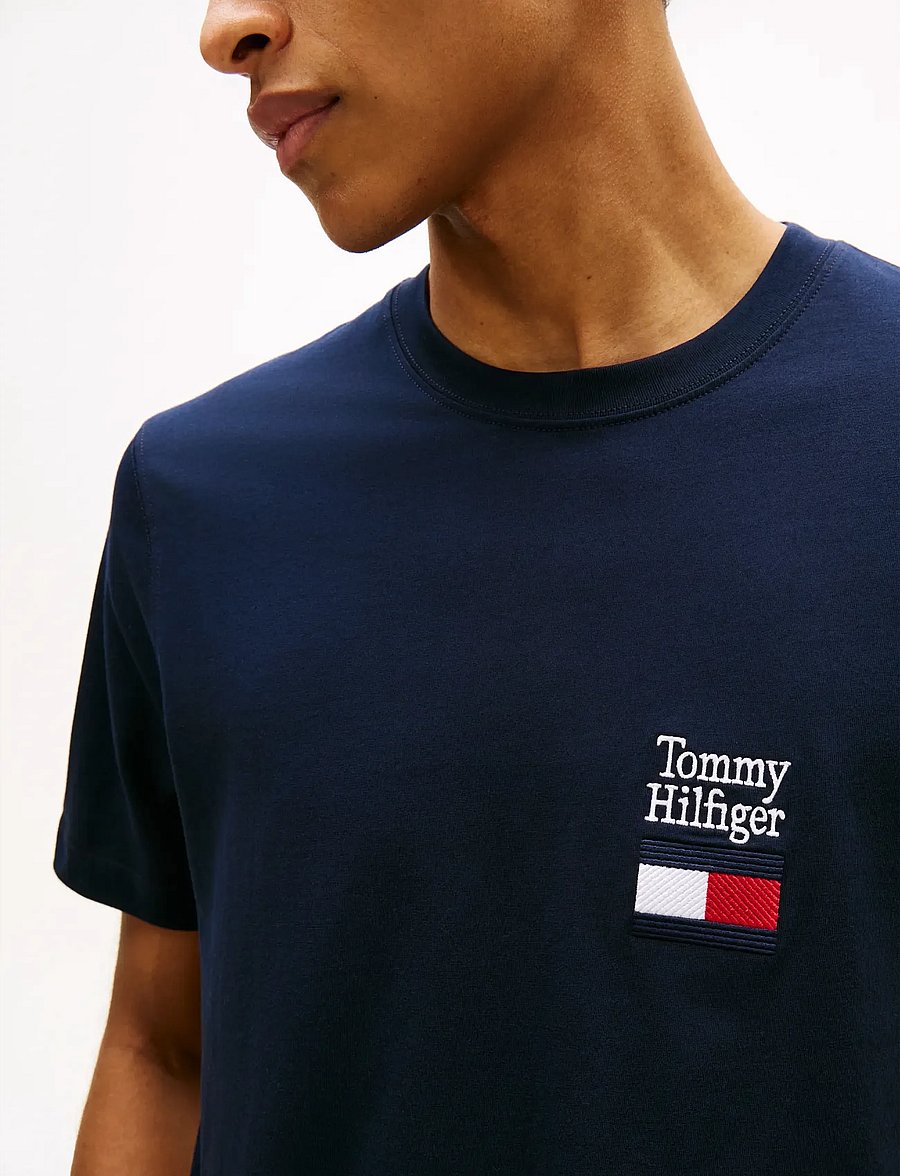 Tommy Hilfiger - BRAND LOVE TEXT STACK TEE - short-sleeved t-shirts - desert sky - 4