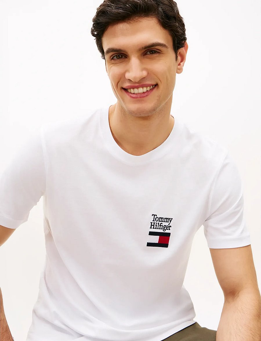 Tommy Hilfiger - BRAND LOVE TEXT STACK TEE - lühikeste varrukatega t-särgid - white - 4