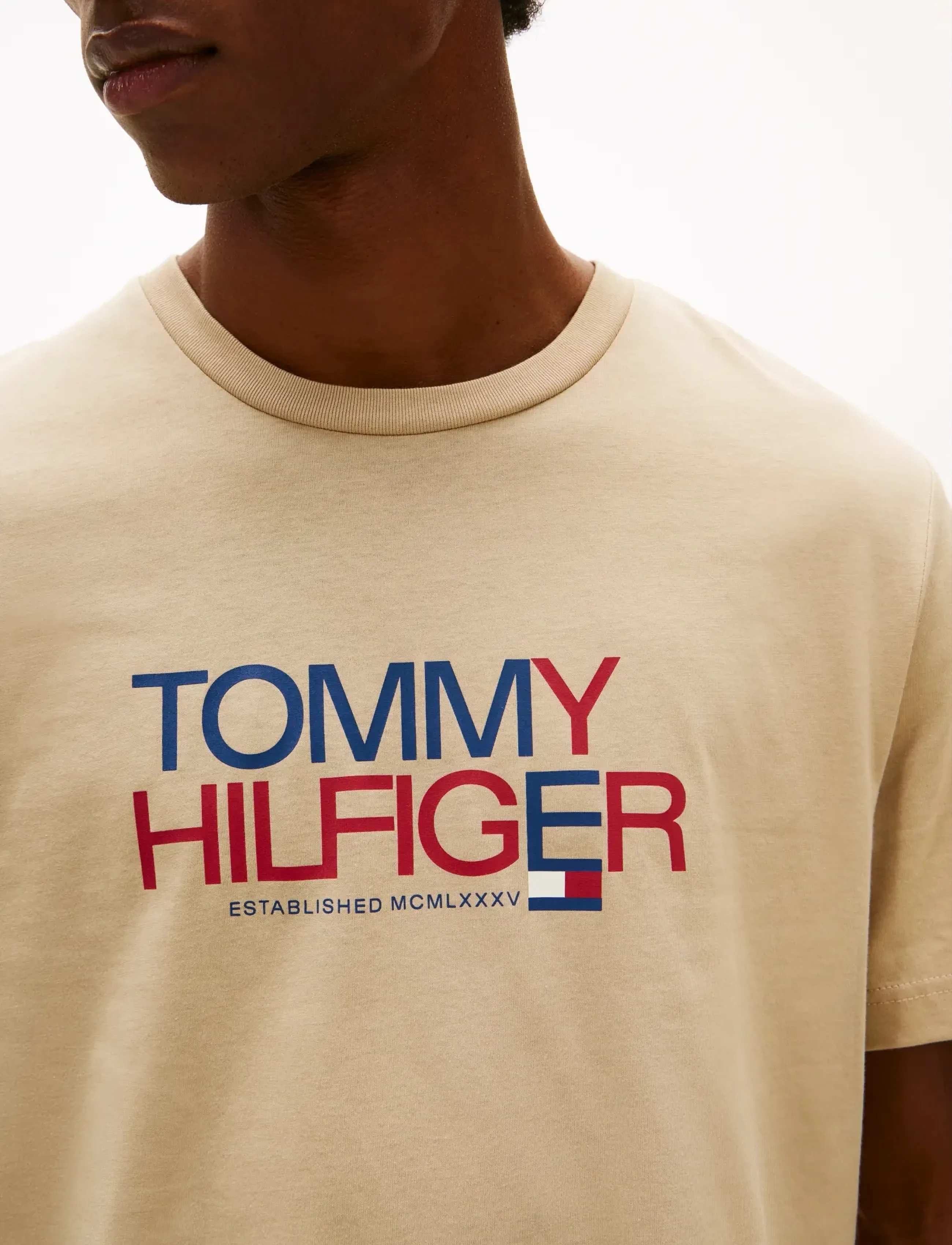 Tommy Hilfiger - BRAND LOVE BIG TEXT TEE - kortärmade t-shirts - sandalwood - 4