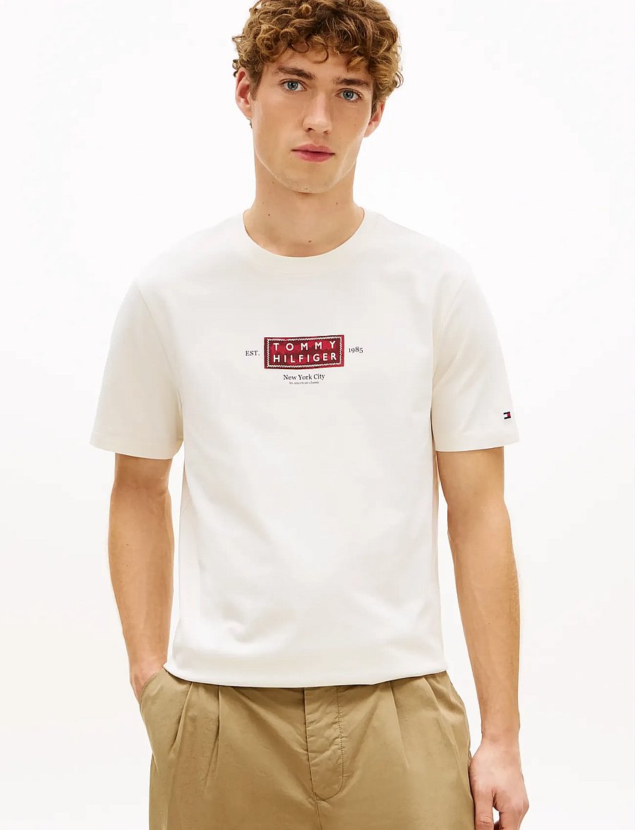Tommy Hilfiger - HERITAGE LABEL TEE - kurzärmelige t-shirts - ivory petal - 0