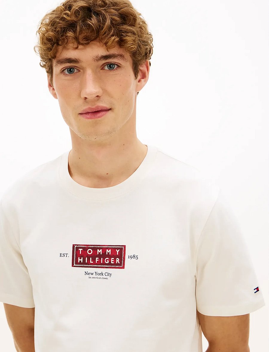 Tommy Hilfiger - HERITAGE LABEL TEE - kurzärmelige t-shirts - ivory petal - 4