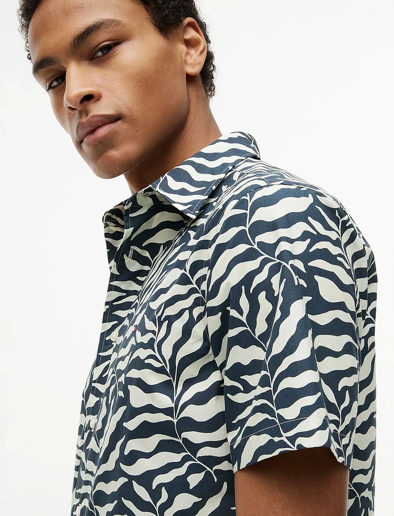Tommy Hilfiger - PAPERTOUCH PALM SS RF SHIRT - kurzarmhemden - black allover - 3