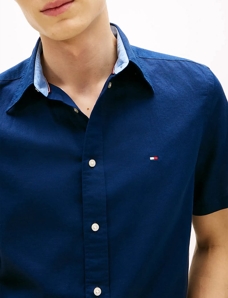 Tommy Hilfiger - LINEN BLEND SOLID SS RF SHT - lühikeste varrukatega särgid - carbon navy - 4