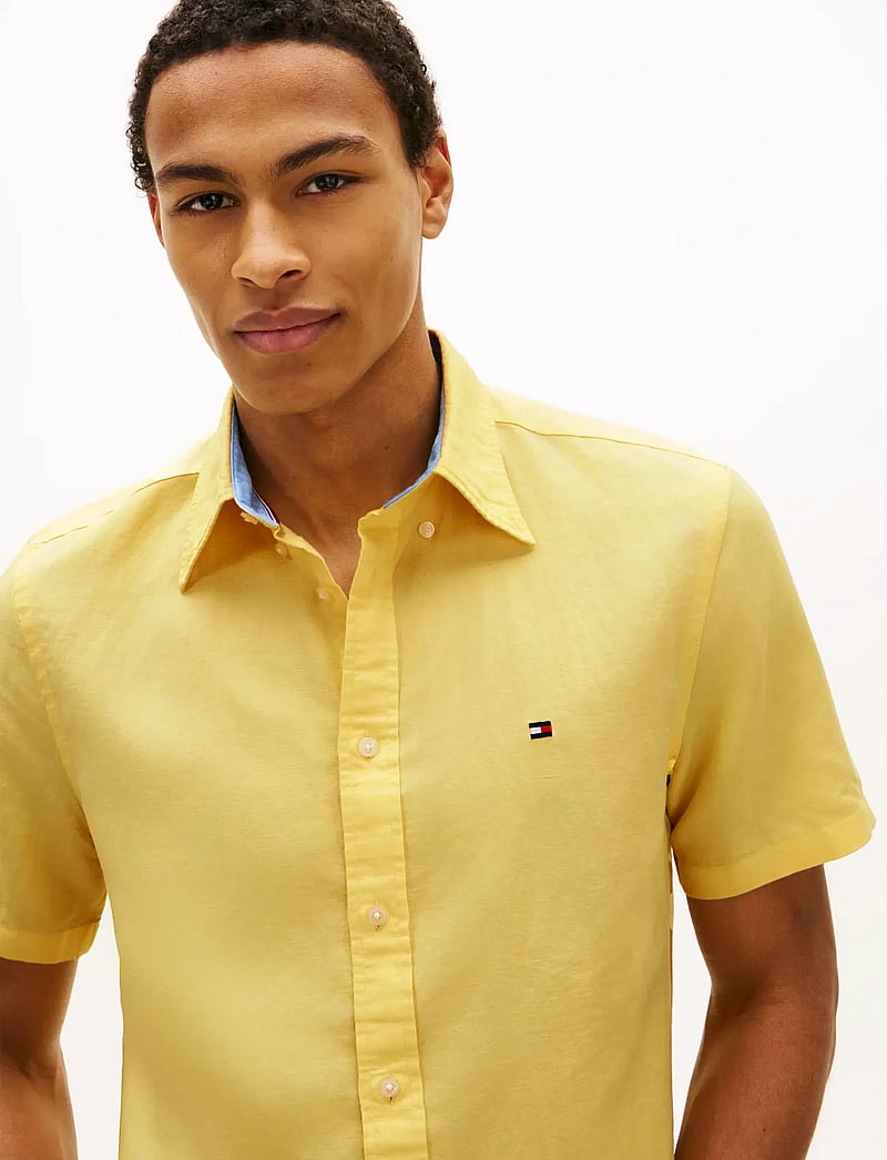 Tommy Hilfiger - LINEN BLEND SOLID SS RF SHT - lühikeste varrukatega särgid - citronella - 4