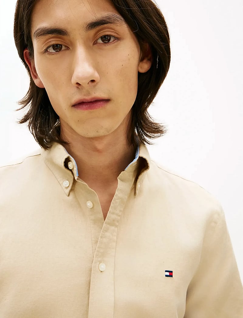 Tommy Hilfiger - LINEN BLEND SOLID SS RF SHT - lühikeste varrukatega särgid - sandalwood - 4