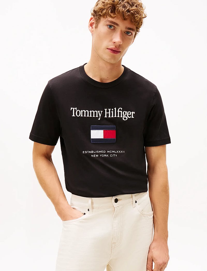 Tommy Hilfiger - TOMMY EMBRO FLAG TEE - kortærmede t-shirts - black - 0