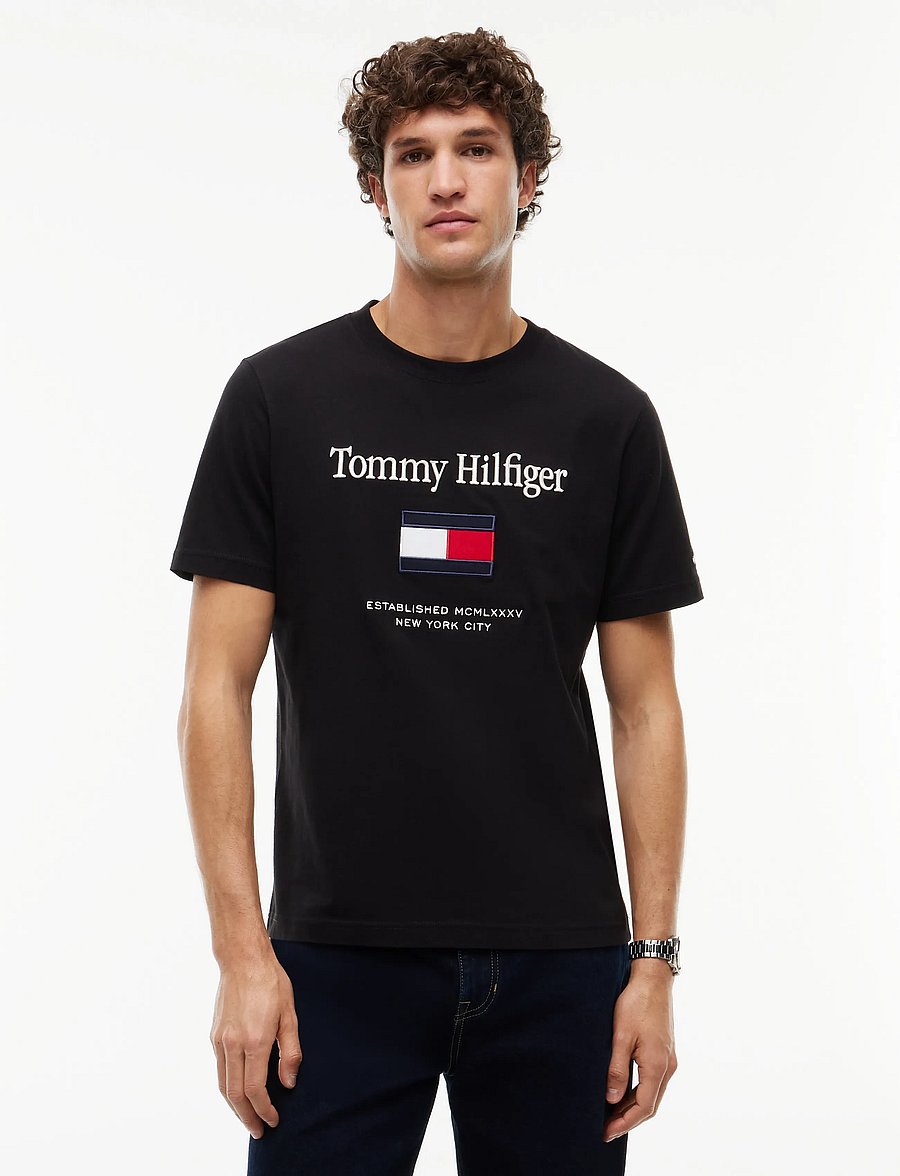 Tommy Hilfiger - HILFIGER EMBRO FLAG T-SHIRT - kortärmade t-shirts - black - 0