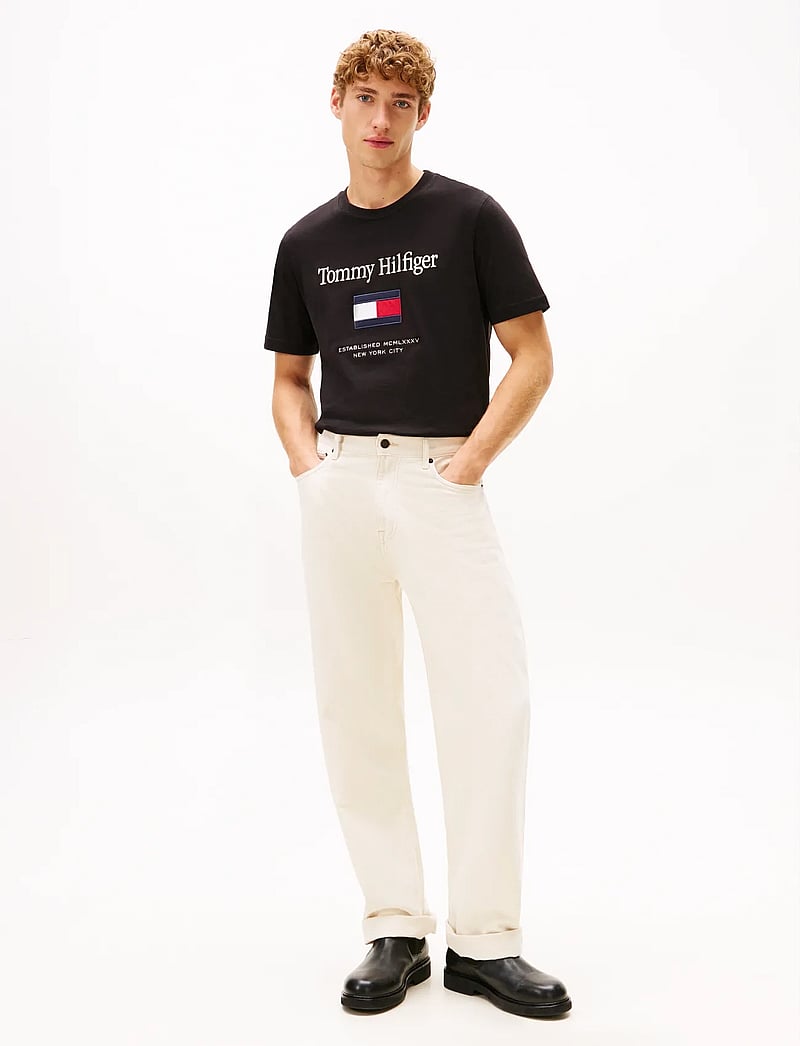 Tommy Hilfiger - TOMMY EMBRO FLAG TEE - kortærmede t-shirts - black - 2