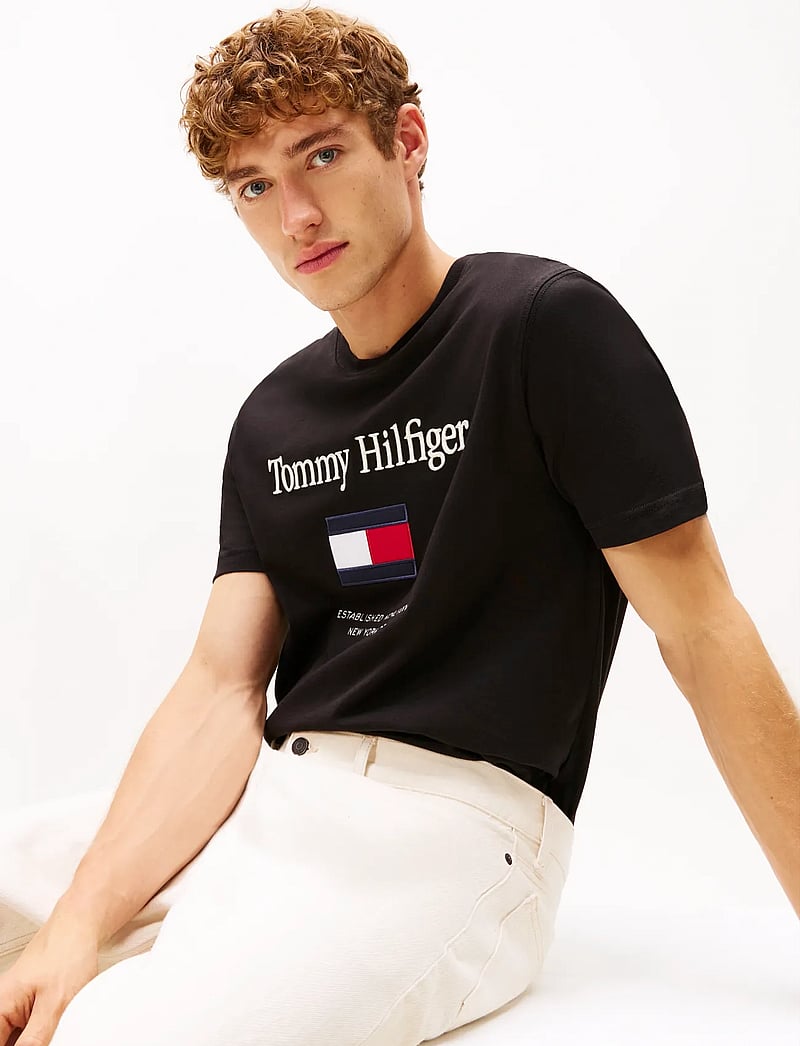 Tommy Hilfiger - TOMMY EMBRO FLAG TEE - kortærmede t-shirts - black - 4