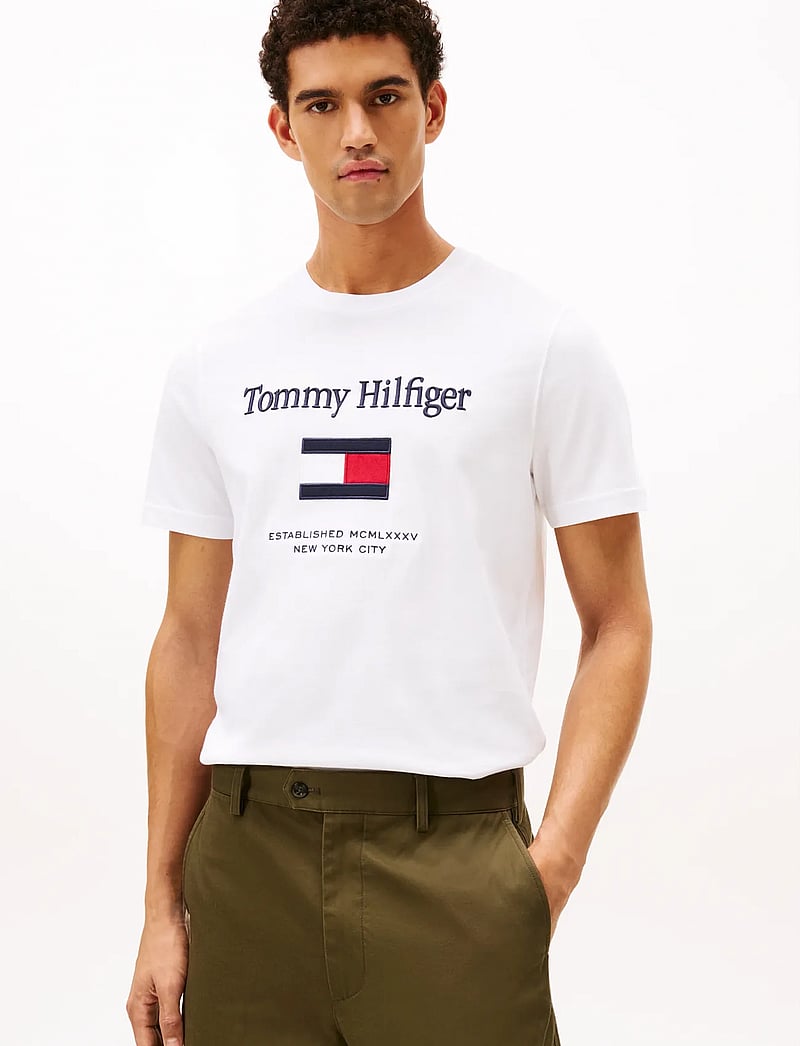 Tommy Hilfiger - TOMMY EMBRO FLAG TEE - kortärmade t-shirts - white - 0