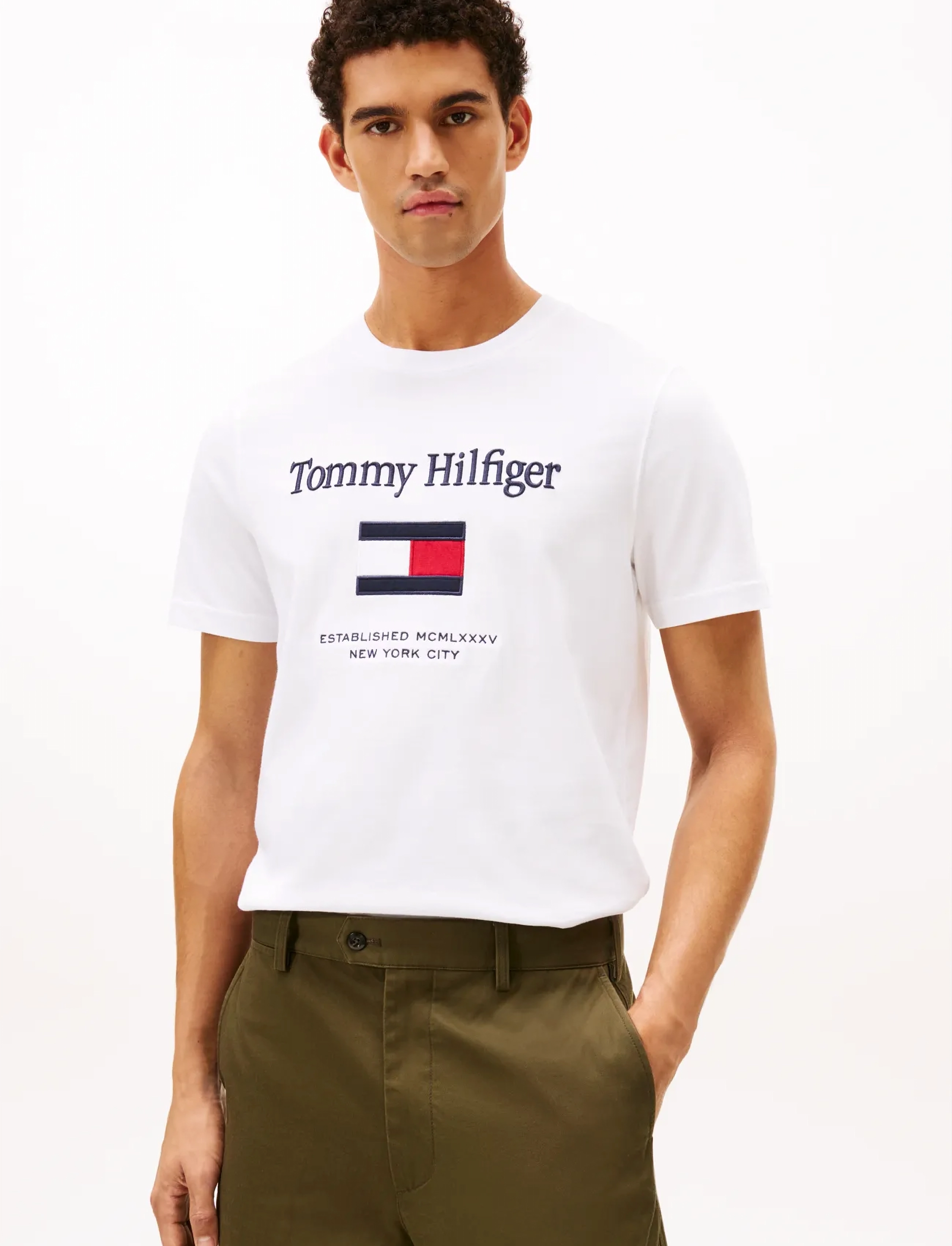 Tommy Hilfiger HILFIGER EMBRO FLAG T-SHIRT - T-Shirts - WHITE / white