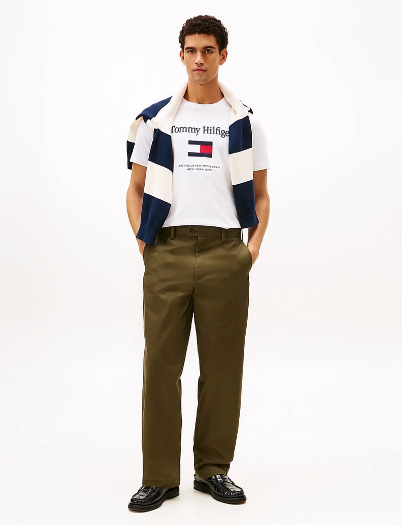 Tommy Hilfiger - TOMMY EMBRO FLAG TEE - kortärmade t-shirts - white - 2