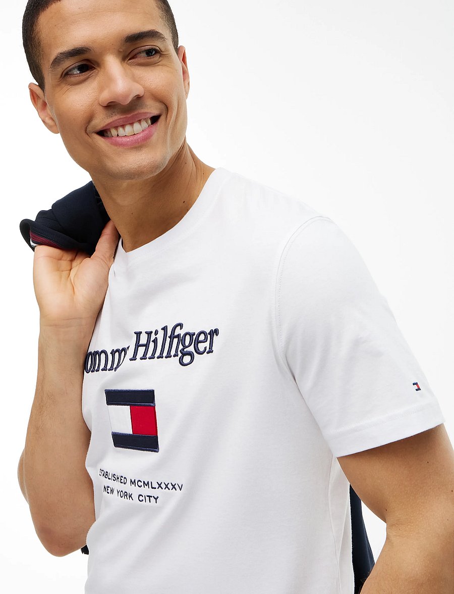 Tommy Hilfiger - HILFIGER EMBRO FLAG T-SHIRT - stutterma bolir - white - 3