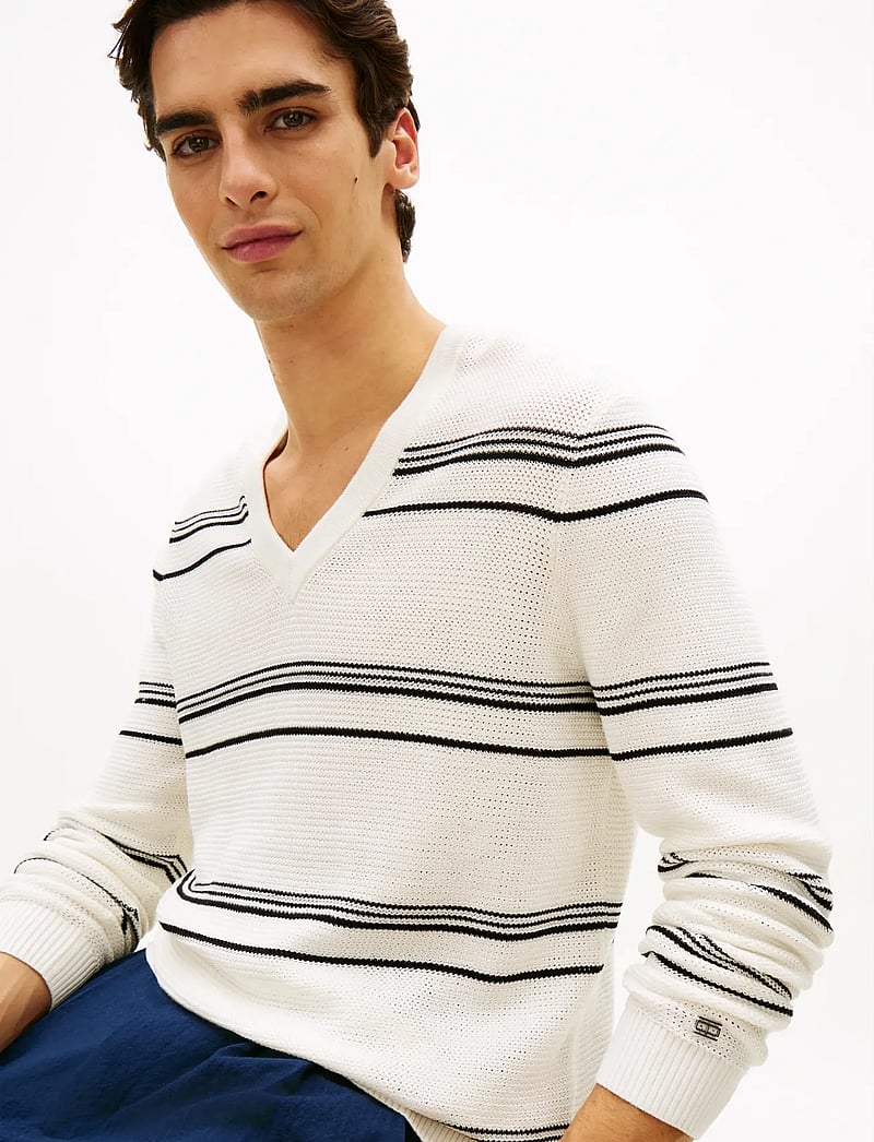 Tommy Hilfiger - DC STRIPED V-NECK - v-necks - ivory black - 4