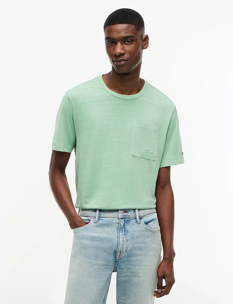 Tommy Hilfiger - GARMENT DYE POCKET REGULAR TEE - kortærmede t-shirts - cut grass - 0