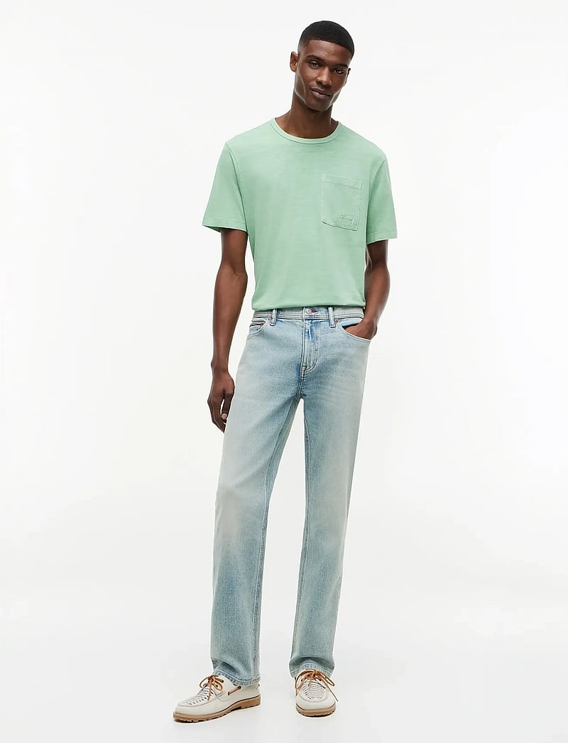Tommy Hilfiger - GARMENT DYE POCKET REGULAR TEE - kortærmede t-shirts - cut grass - 4