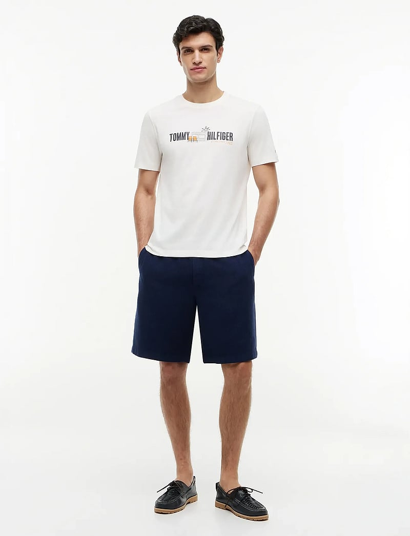 Tommy Hilfiger - SUMMER CHEST GRAPHIC REGULAR TEE - kortærmede t-shirts - ivory petal - 4