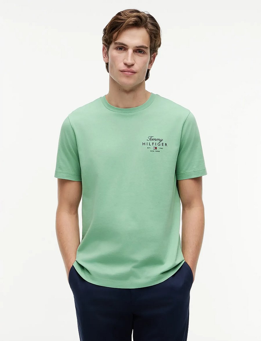 Tommy Hilfiger - SCRIPT STACK REGULAR TEE - kortærmede t-shirts - cut grass - 0