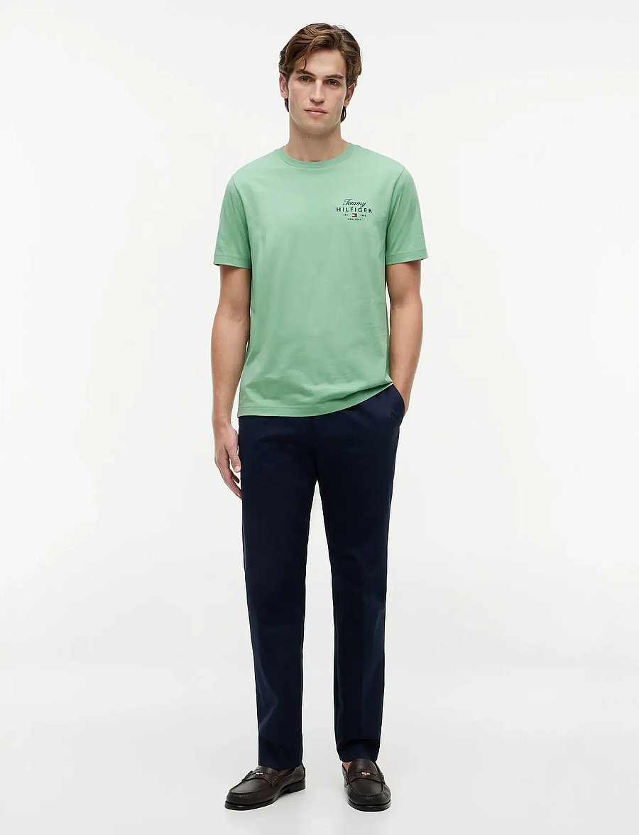 Tommy Hilfiger - SCRIPT STACK REGULAR TEE - kortærmede t-shirts - cut grass - 4