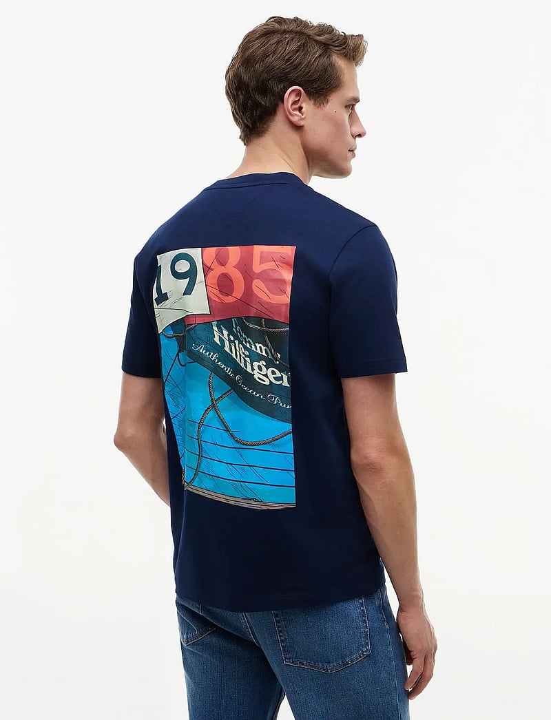 Tommy Hilfiger - NAUTICAL BACK PHOTO REGULAR TEE - short-sleeved t-shirts - carbon navy - 2