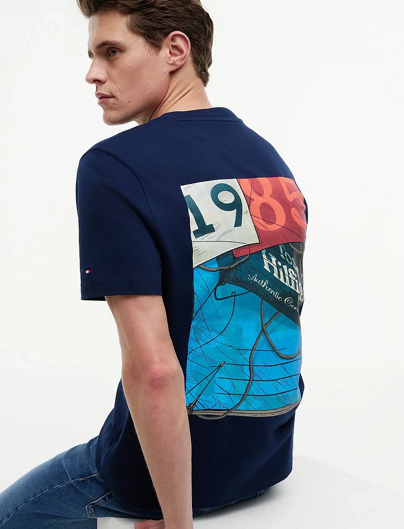 Tommy Hilfiger - NAUTICAL BACK PHOTO REGULAR TEE - short-sleeved t-shirts - carbon navy - 4