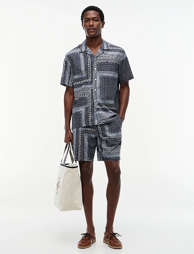 Tommy Hilfiger - DOVER 8" CO LYOCELL BANDANA 2/2 - casual shorts - carbon navy allover - 0