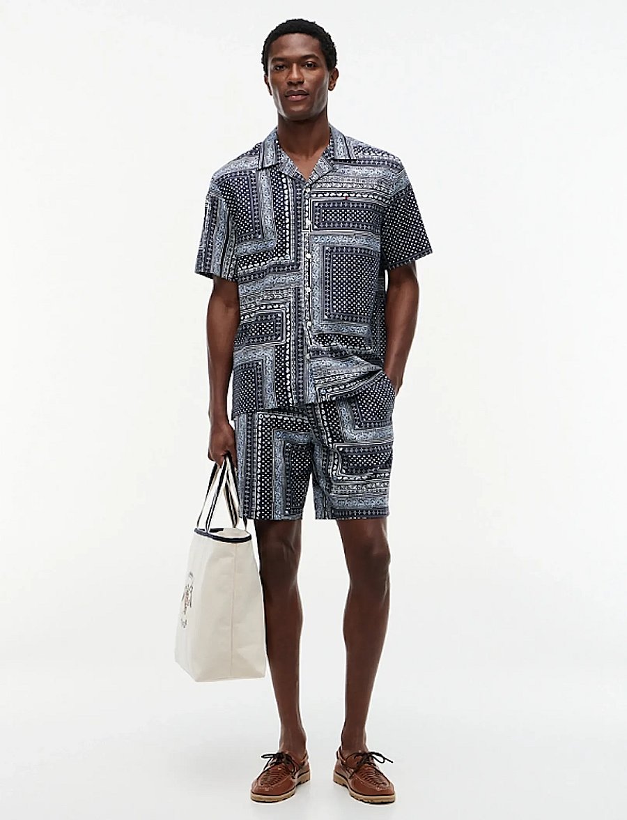 Tommy Hilfiger - DOVER 8" CO LYOCELL BANDANA 2/2 - casual shorts - carbon navy allover - 0