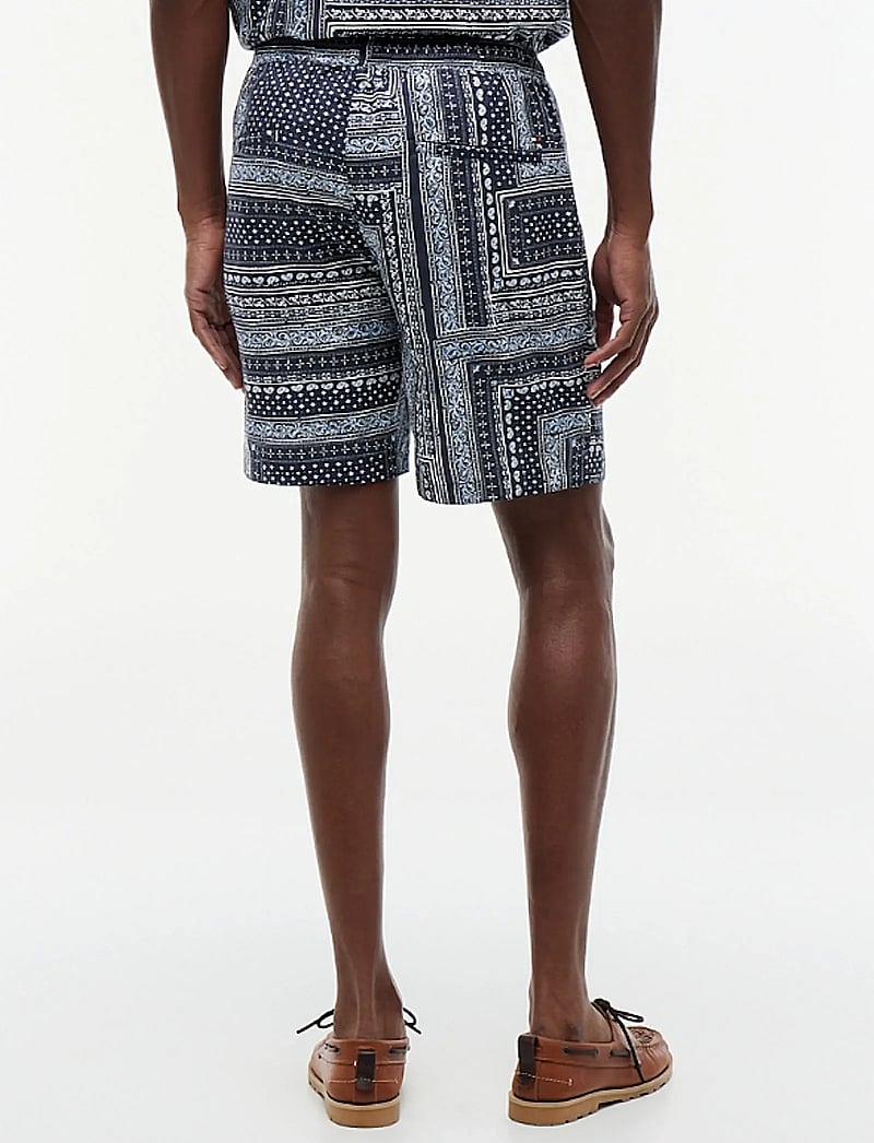 Tommy Hilfiger - DOVER 8" CO LYOCELL BANDANA 2/2 - casual shorts - carbon navy allover - 2