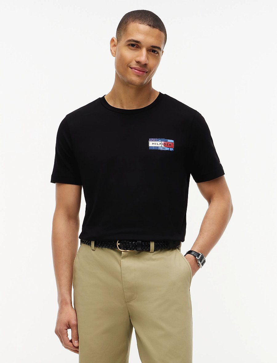 Tommy Hilfiger - BRAND LOVE BACK FLAG GRAPHIC TEE - kortærmede t-shirts - black - 0