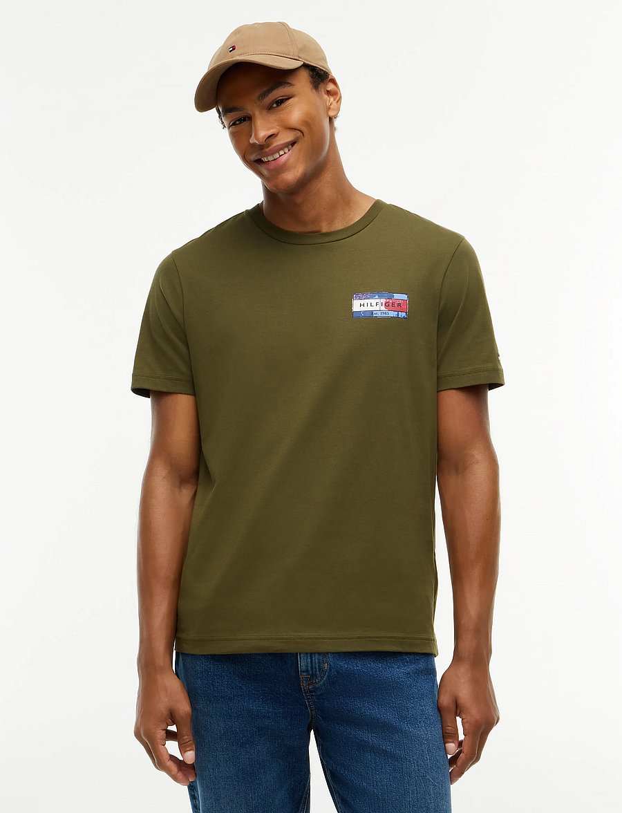 Tommy Hilfiger - BRAND LOVE BACK FLAG GRAPHIC TEE - kortærmede t-shirts - huntsman green - 0