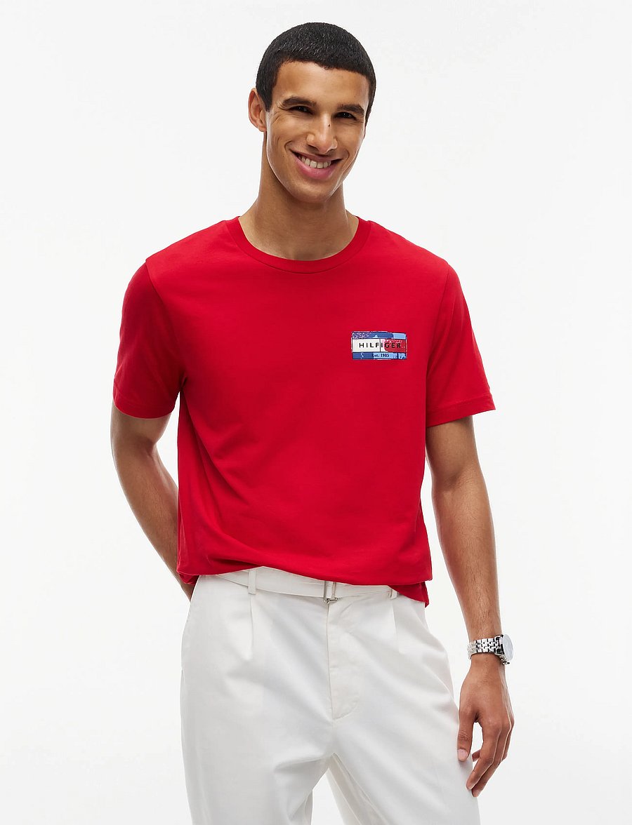Tommy Hilfiger - BRAND LOVE BACK FLAG GRAPHIC TEE - kortærmede t-shirts - medium red - 0