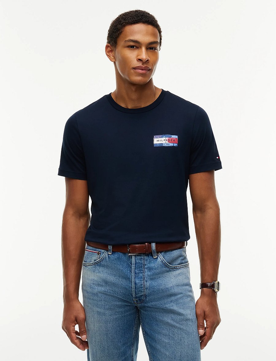 Tommy Hilfiger - BRAND LOVE BACK FLAG GRAPHIC TEE - kurzärmelige t-shirts - navy blue - 0