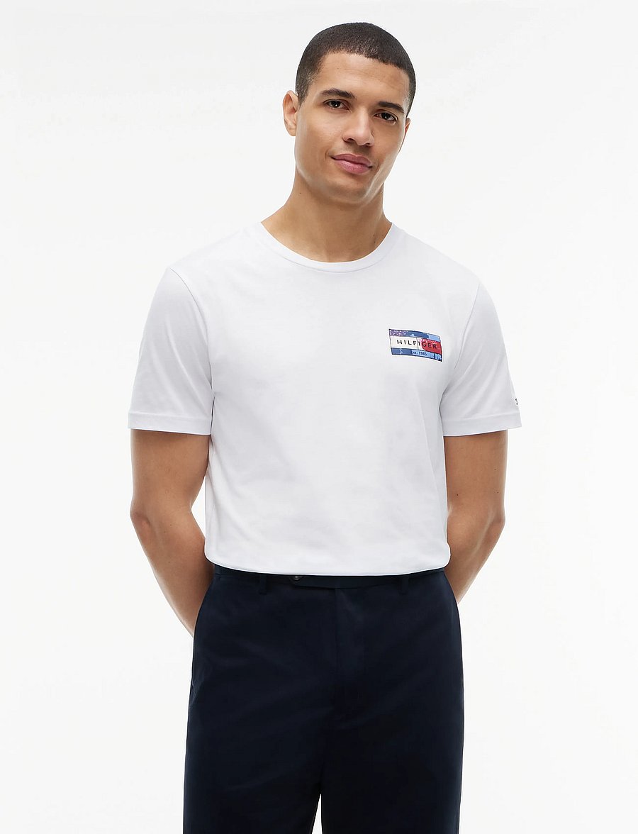 Tommy Hilfiger - BRAND LOVE BACK FLAG GRAPHIC TEE - kortærmede t-shirts - white - 0