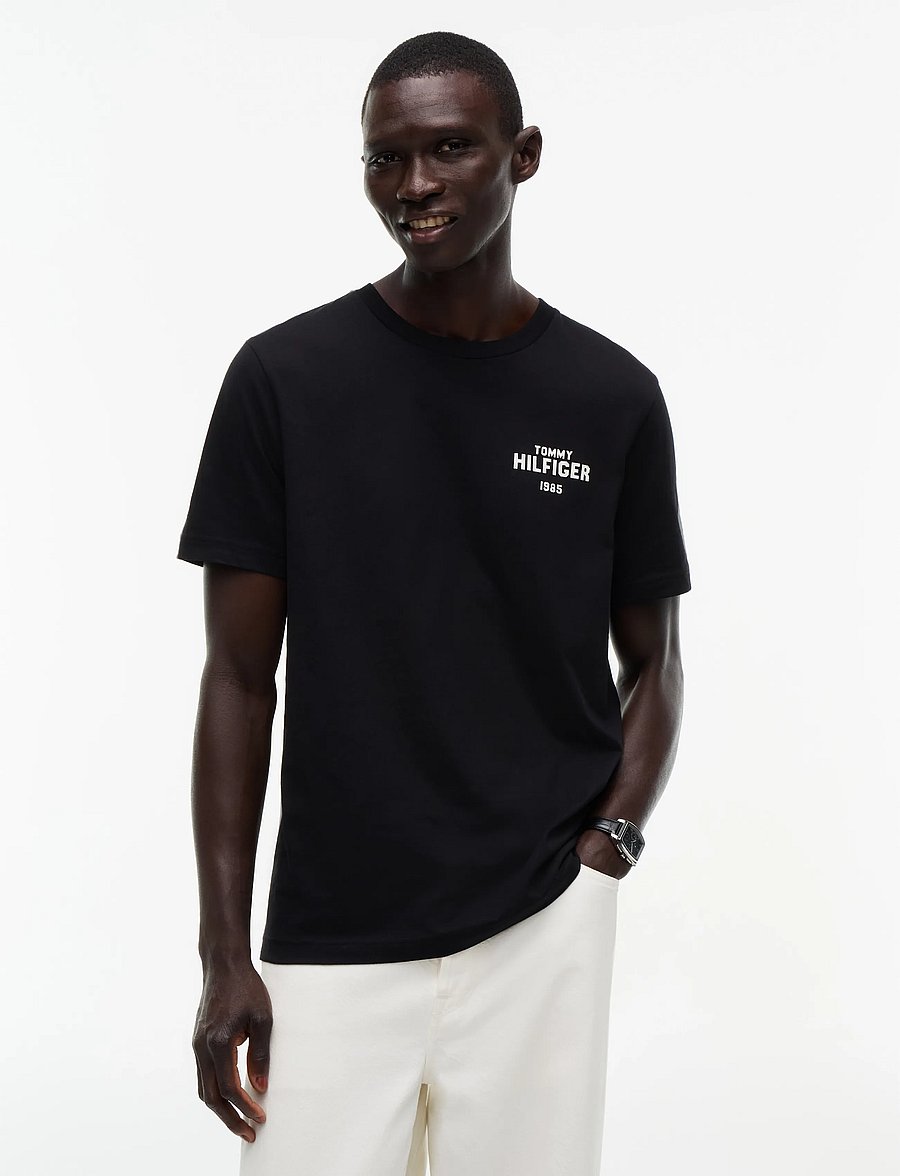 Tommy Hilfiger - HILFIGER 1985 GRAPHIC TEE - lühikeste varrukatega t-särgid - black - 0