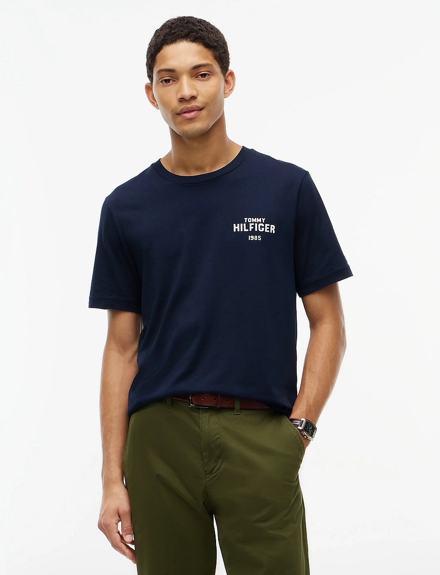 Tommy Hilfiger - HILFIGER 1985 GRAPHIC TEE - kurzärmelige t-shirts - navy blue - 0