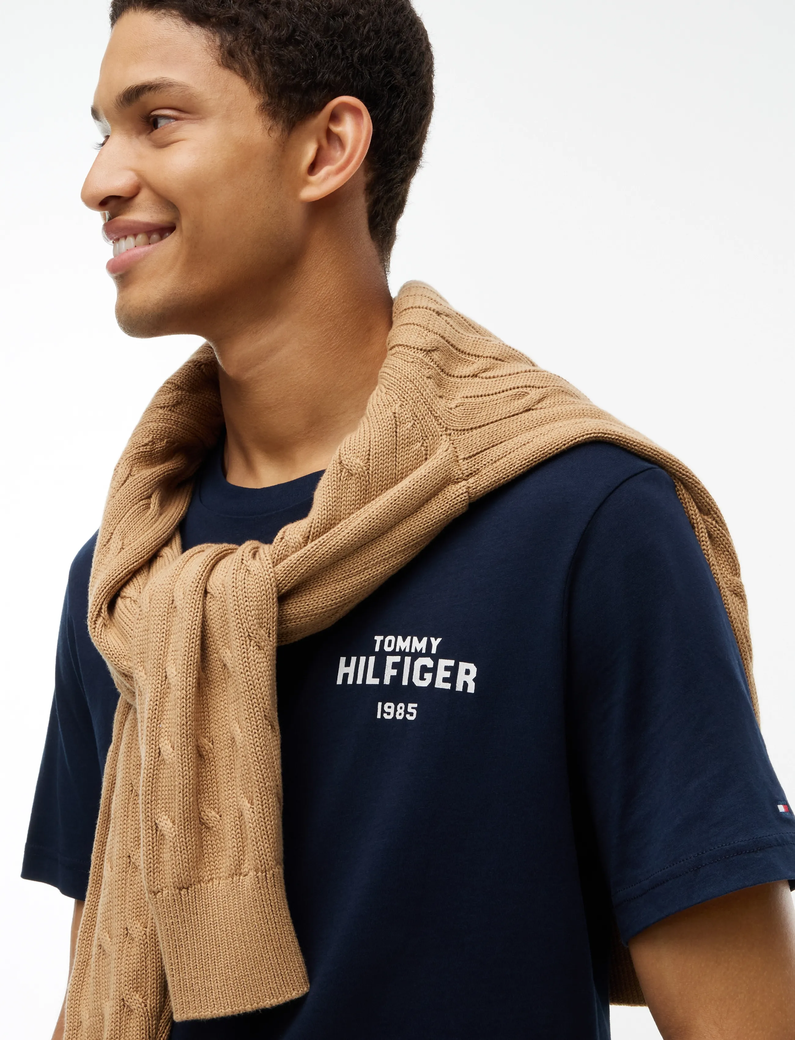 TOMMY HILFIGER 1985 Graphic Tee t-shirts med tryck herr – bild 3