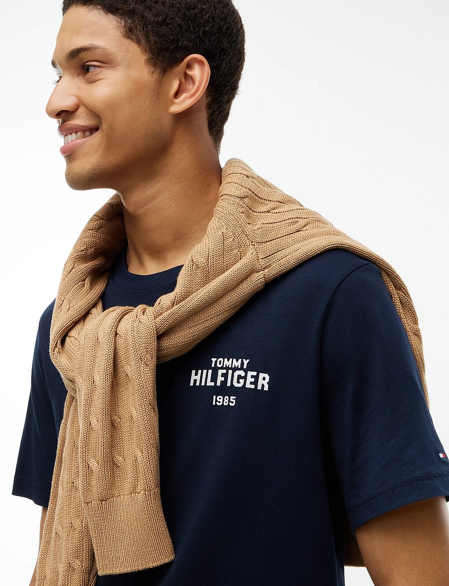 Tommy Hilfiger - HILFIGER 1985 GRAPHIC TEE - kurzärmelige t-shirts - navy blue - 3