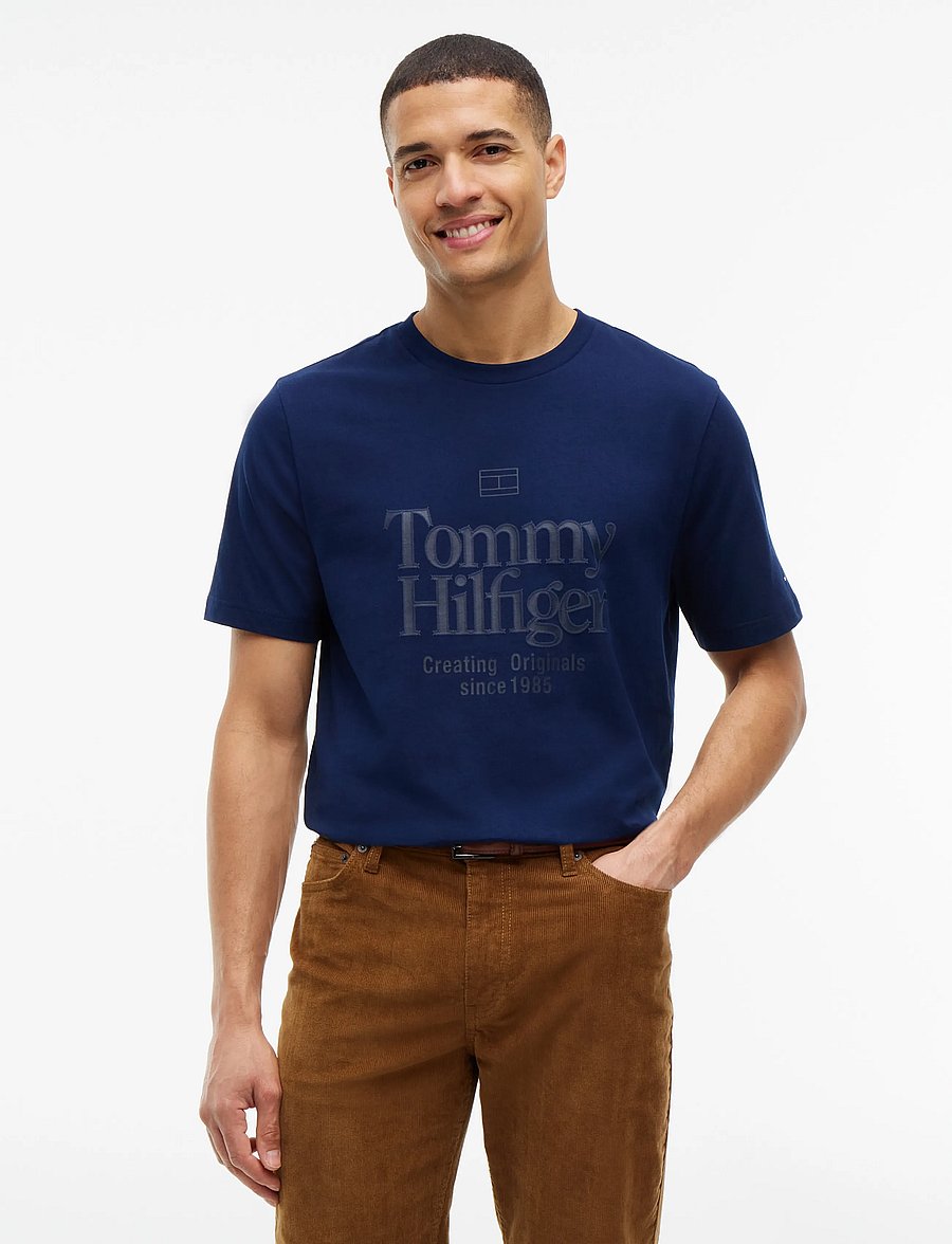 Tommy Hilfiger - FRONT TEXT SEASONAL GRAPHIC TEE - kurzärmelige t-shirts - carbon navy - 0