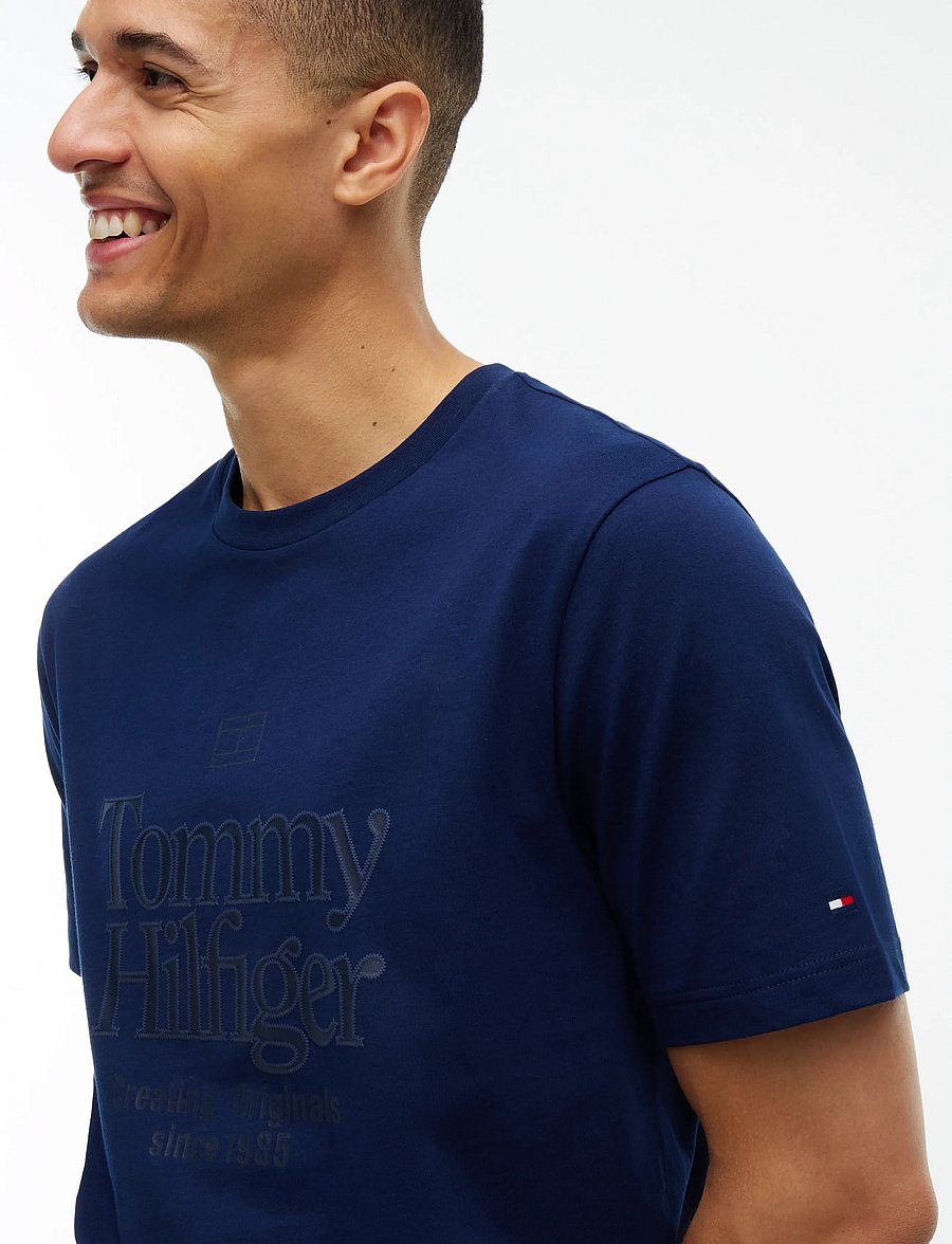 Tommy Hilfiger - FRONT TEXT SEASONAL GRAPHIC TEE - kurzärmelige t-shirts - carbon navy - 3