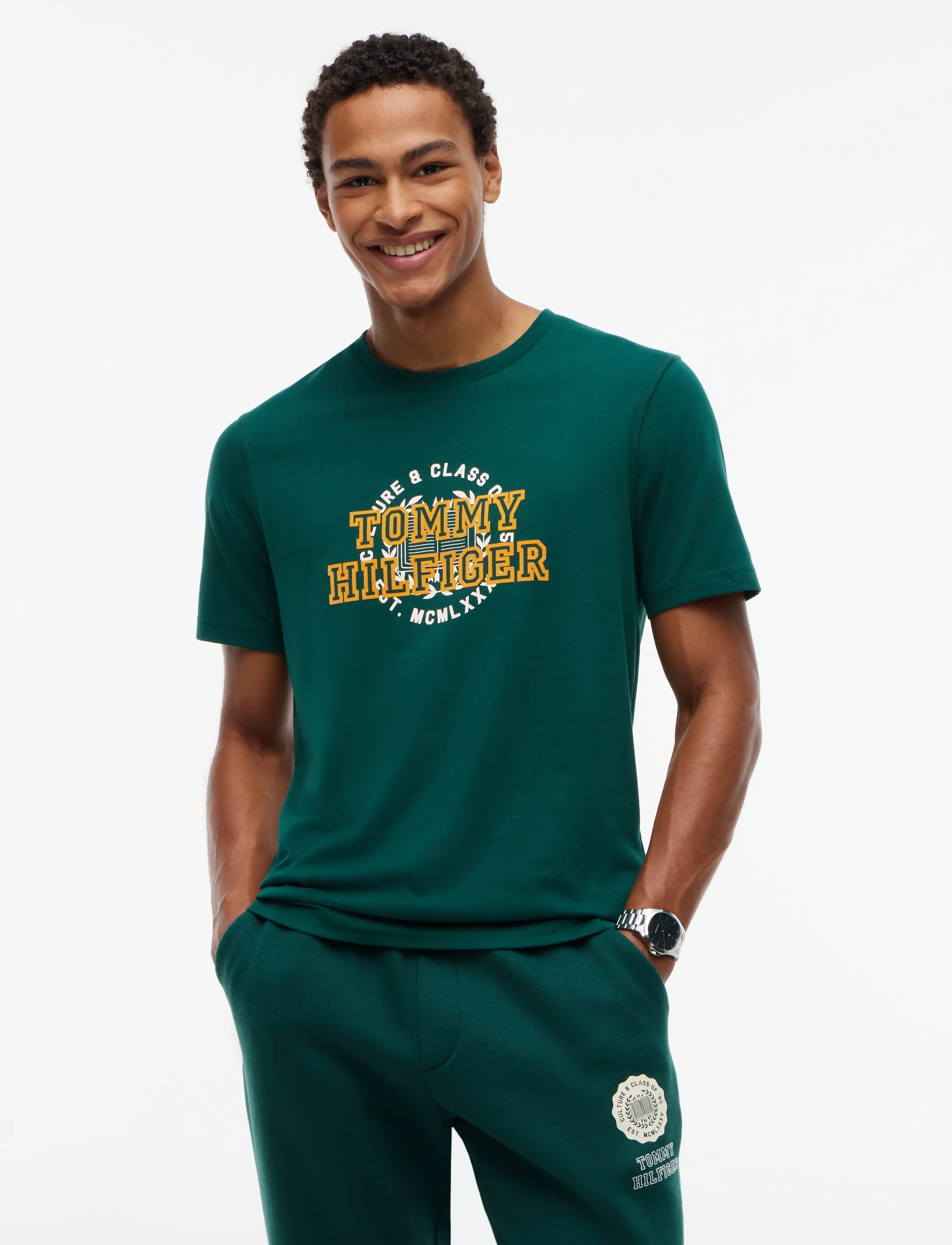 Tommy Hilfiger GRAPHIC VARSITY ROUNDEL TEE - Kleidung - ORNAMENTAL GREEN / green