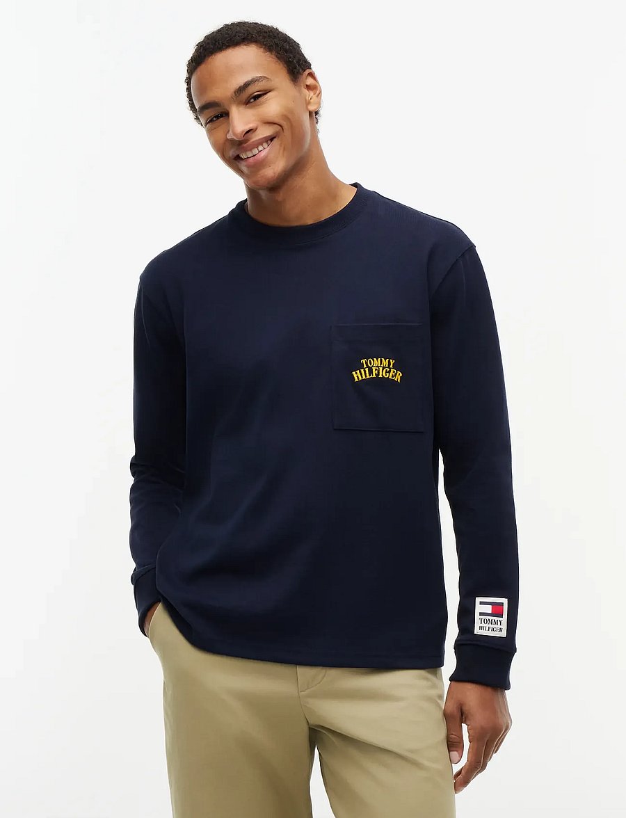 Tommy Hilfiger - GRAPHIC VARSITY POCKET LS TEE - langärmelige t-shirts - navy blue - 0
