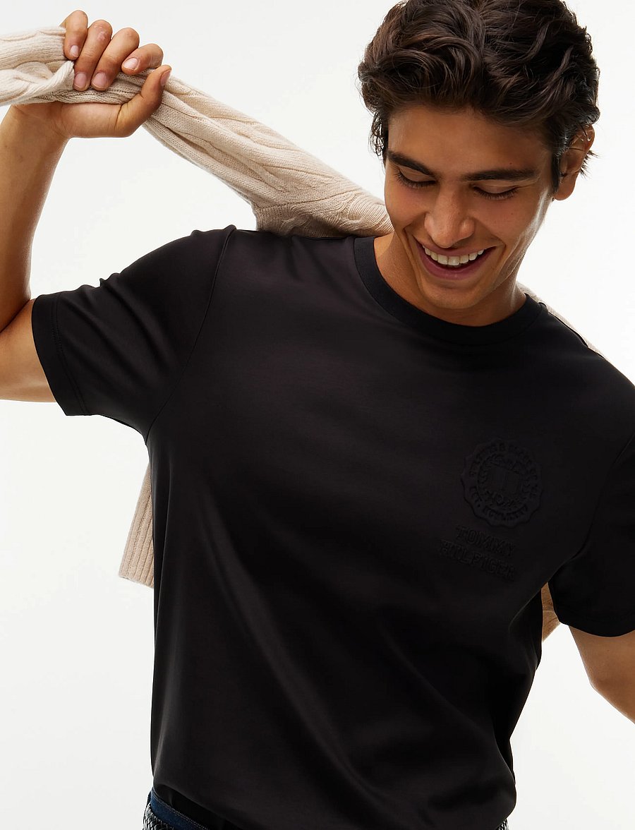 Tommy Hilfiger - INTERLOCK EMBOSSED T-SHIRT - kurzärmelige t-shirts - black - 3