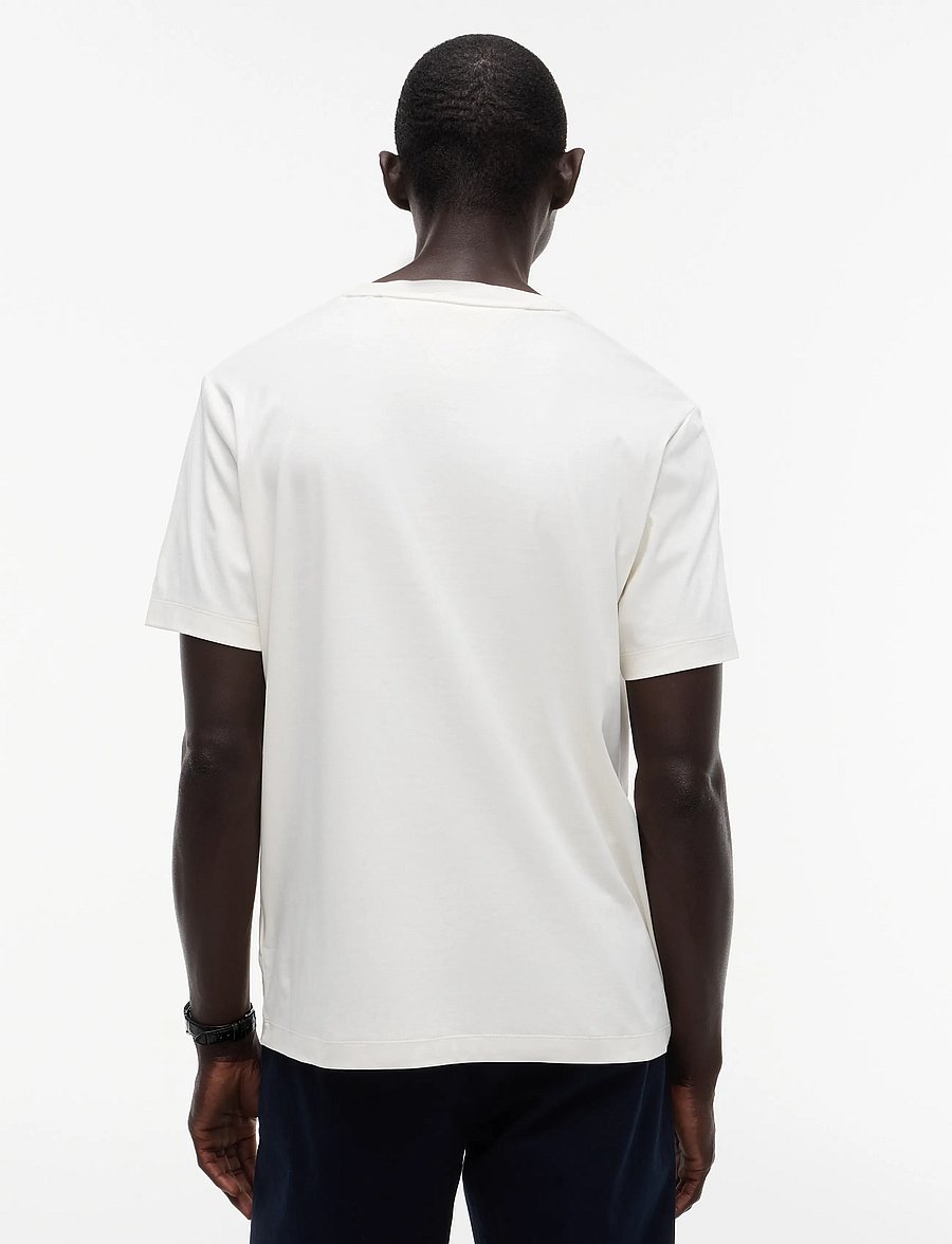 Tommy Hilfiger - LIGHT INTERLOCK POCKET CREST TEE - kurzärmelige t-shirts - ivory petal - 2