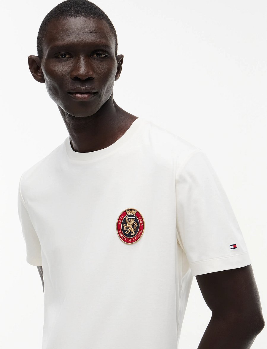 Tommy Hilfiger - LIGHT INTERLOCK POCKET CREST TEE - kurzärmelige t-shirts - ivory petal - 3