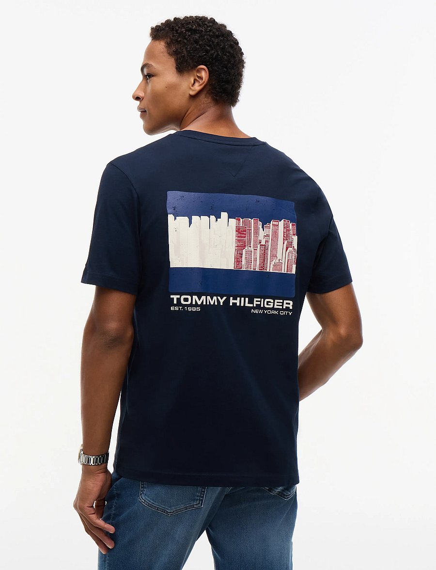 Tommy Hilfiger - NY BACK FLAG GRAPHIC TEE - kurzärmelige t-shirts - navy blue - 2