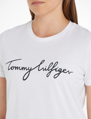 Tommy Hilfiger - HERITAGE CREW NECK GRAPHIC TEE - t-shirt & tops - classic white - 9